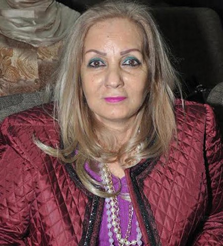 بالصور.. والدة منى زكي في ظهور نادر لها.. فهل ابنتها تشبهها؟