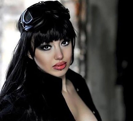 بالصور.. الخطوط الجوية التركية تفصل مضيفة لجمالها الزائد