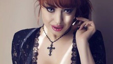 بالصور.. الخطوط الجوية التركية تفصل مضيفة لجمالها الزائد