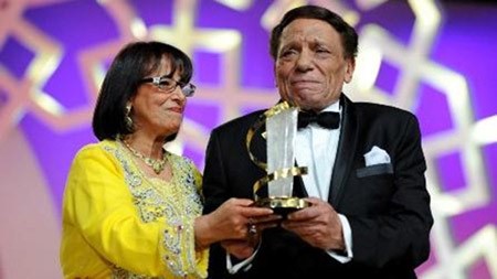 بالفيديو.. عادل امام يرقص في مهرجان مراكش.. وخفة دمه تُضج الصالة بالضحك