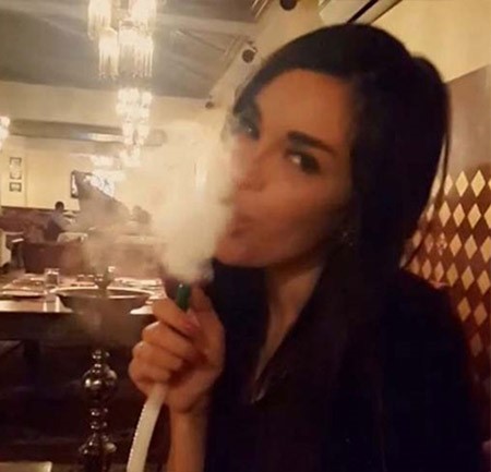 بالصور.. سماح غندور تدخن الشيشة وتحذر من خطورتها!