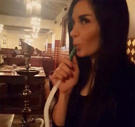 بالصور.. سماح غندور تدخن الشيشة وتحذر من خطورتها!