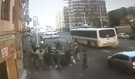 بالفيديو.. رجل يلقي زوجته وطفليه من الطابق الثاني لإنقاذهم