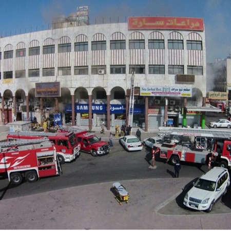 عربات الاطفاء تحيط بالمجمع﻿