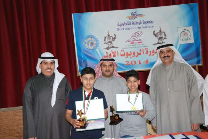 مشاري الديين ومشعل الكوس في تكريم بعض المشاركين في الدورة
