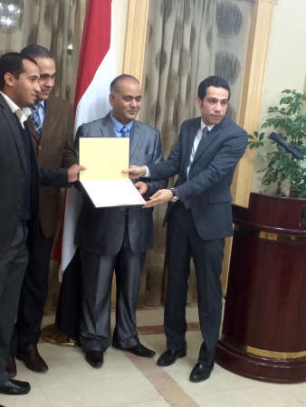 دنبيل بهجت والمستشار العسكري حاتم عاشور واشرف ابواليزيد خلال تكريم احد المشاركين﻿