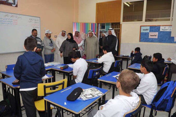 بدرية الخالدي خلال جولتها على الفصول الدراسية 