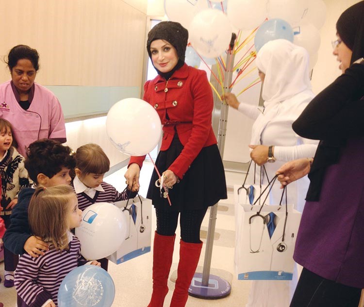غادة الحريري تقدم الهدايا للاطفال