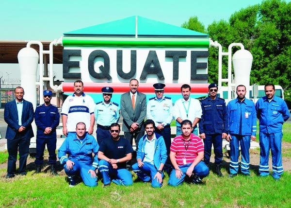 لقطة تذكارية تجمع الاطفاء مع موظفي ايكويت