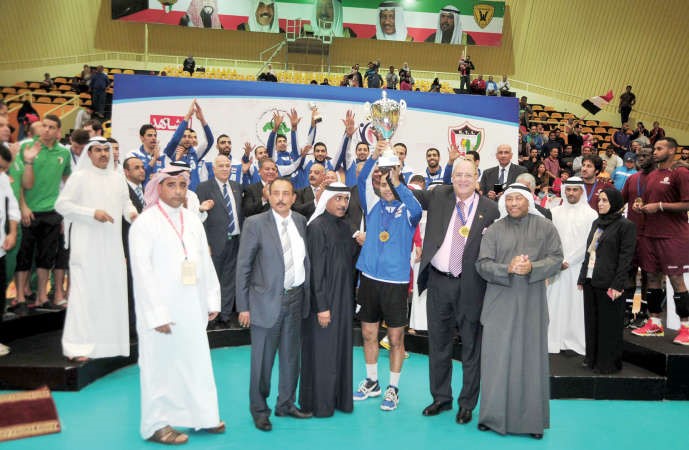 كابتن منتخب مصر اشرف ابو الحسن يرفع كاس البطولة العربية﻿