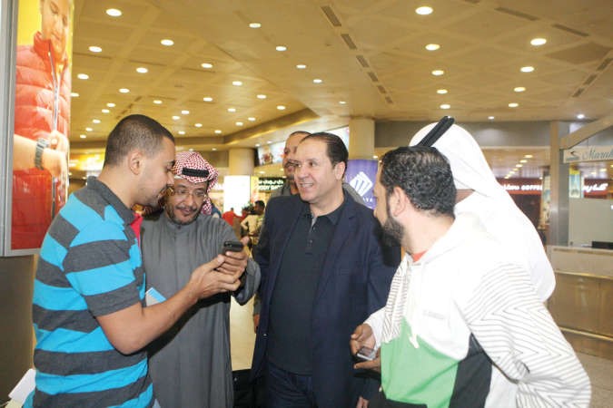 معلول محاطا بالصحافيين والزميل مبارك الخالدي يكشف حواره مع الانباء بالموبايل