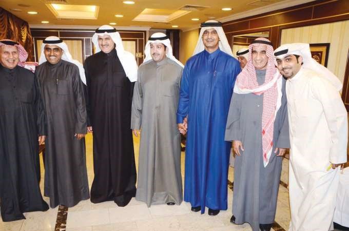 السفير القطري حمد بن علي ال حنزاب متوسطا السفير ضاري العجران وعبدالعزيز المشاري في ديوان الانصاري﻿