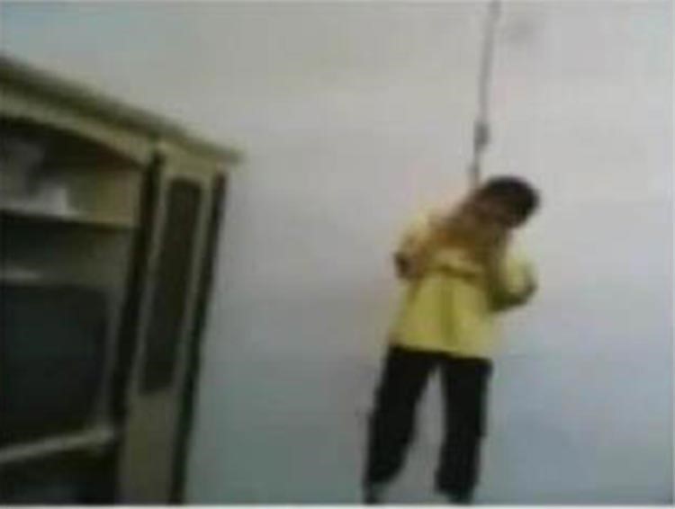 بالفيديو.. كشف حقيقة فيديو الطفل السعودي الذي يشنق نفسه لخسارة فريقه