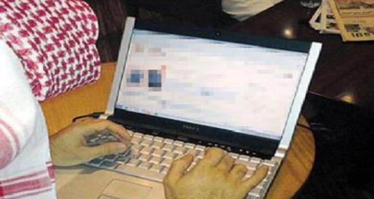 خمسيني في السعودية يبتز رجلاً بعد أن أوهمه أنه "امرأة" ليحصل على صوره العارية !