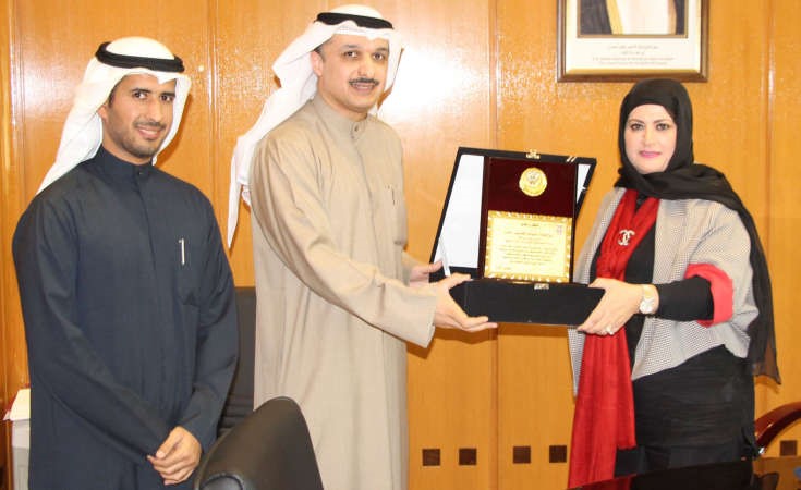عبدالرحمن القديري وعلي الفهد يكرمان نبيلة الخليل﻿