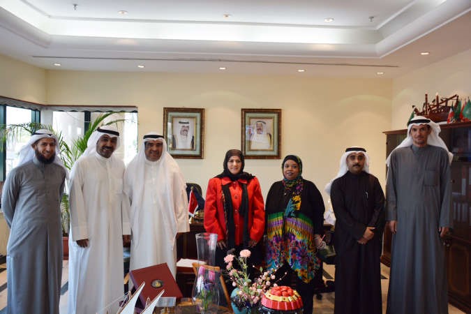 نبيلة الخليل تتوسط رئيس واعضاء نقابة العاملين في الزراعة﻿