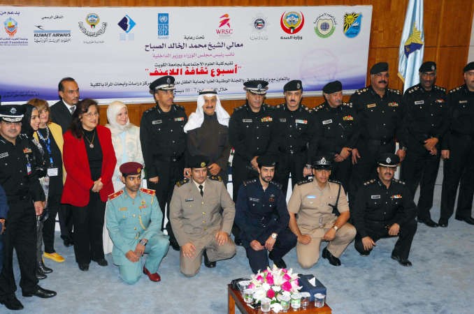 اللواء خالد الديين ودعبدالرضا اسيري يتوسطان عددا من منتسبي وزارة الداخلية بحضور دلبنى القاضي وابتسام القعود	 هاني عبدالله﻿