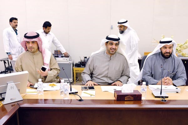 د علي العمير والشيخ محمد العبدالله وانس الصالح اثناء اجتماع مناقشة انخفاض اسعار النفط