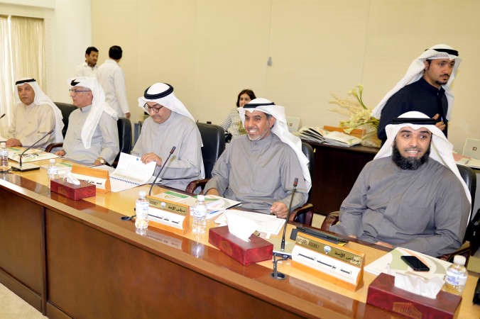 بعض الحضور اثناء الاجتماع