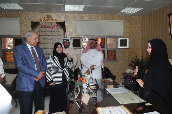 د بدر العيسى وبدرية الخالدي خلال الجولة ويبدو الزميل موسى ابو طفرة