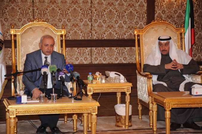د بدر العيسى متحدثا خلال اللقاء بحضور الشيخ فيصل الحمود﻿