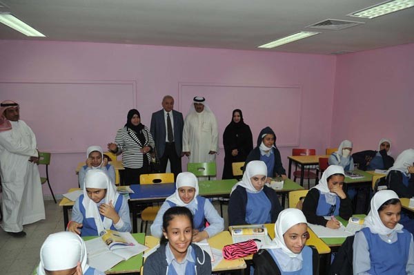 د بدر العيسى والنائب ماجد موسى وبدرية الخالدي داخل احد الفصول