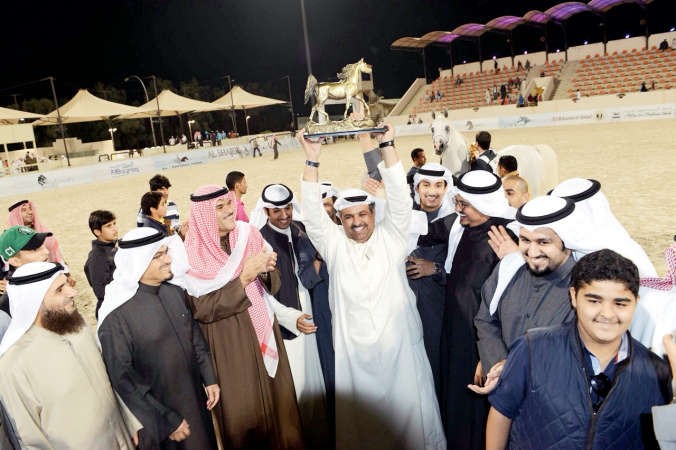 الشيخ سلمان الحمود يشارك الفائز فرحته ﻿