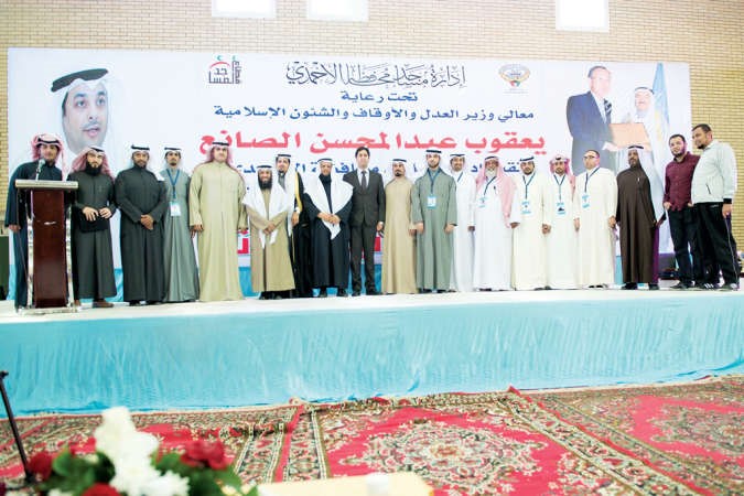 الوكيل المساعدللشؤون الثقافية في وزارة الاوقاف والشؤون الاسلامية داود العسعوسي مع عدد من المسؤولين والنواب في الختام﻿