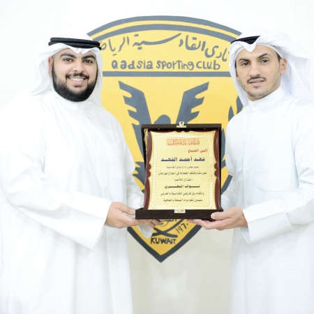 الشيخ فهد الاحمد يتسلم درعا من نواف المطيري ﻿