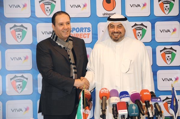 الشيخ دطلال الفهد يصافح مدرب الازرق الجديد نبيل معلول عقب توقيع العقد هاني الشمري