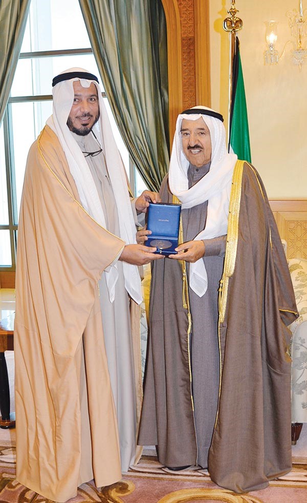 صاحب السمو الامير الشيخ صباح الاحمد يتسلم ميدالية المنظمة الدولية للهجرة من دعبدالله المعتوق