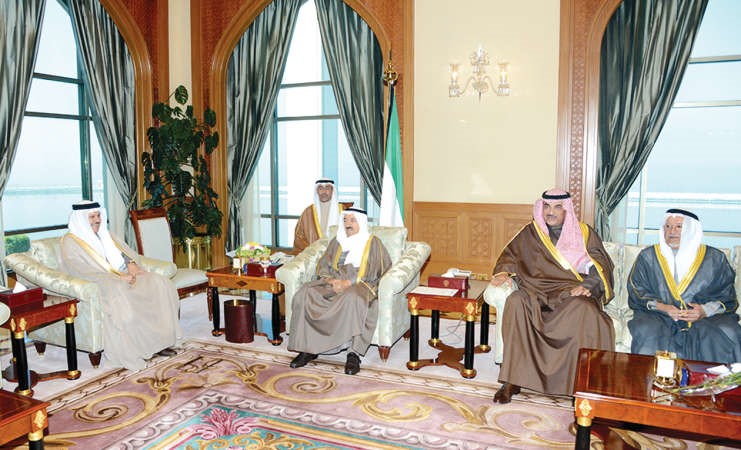 صاحب السمو الامير الشيخ صباح الاحمد مستقبلا دعبداللطيف الزياني بحضور الشيخ صباح الخالد والشيخ علي الجراح 