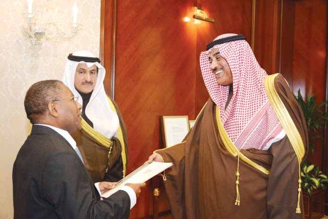 الشيخ صباح الخالد اثناء استقباله سفير جمهورية كينيا الجديد لدى البلاد علي عباس علي 
