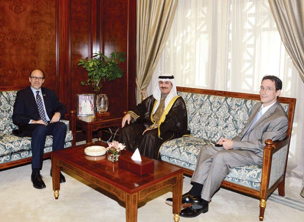 الشيخ خالد العبد الله مستقبلا السفير الاميركي دوغلاس سليميان
ونائبه جوي هود 
