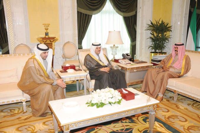 سمو ولي العهد الشيخ نواف الاحمد مستقبلا الشيخ سلمان الحمود والشيخ محمد العبد الله 