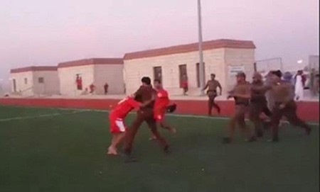 بالفيديو.. مشاجرة جماعية داخل ملعب كرة قدم بين رجال أمن سعوديين ولاعبي نادٍ سعودي 