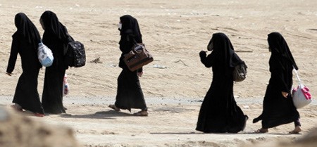 ميرور البريطانية: مواقع إباحية تنسخ صور فتيات على مواقع التواصل وتعنونها بـ"بنات الخليج"