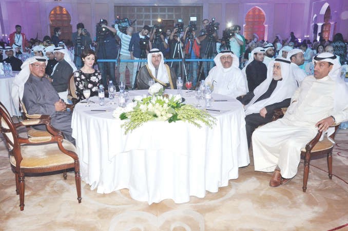 الشيخ سلمان الحمود والشيخة الزين الصباح وعدد من الحضور خلال الاحتفال 