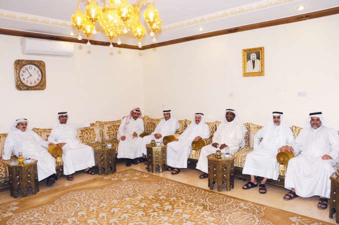 رواد ديوانية العنزي ويبدو الزميل علي الرندي