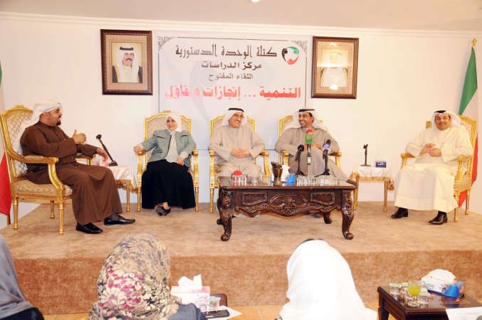 يعقوب الصانع والشيخ محمد العبدالله ومعبدالعزيز الابراهيم وهند الصبيح وعريف الندوة اثناء النقاش في ندوة كودمحمد خلوصي