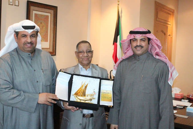 المحامي مبارك الخشاب يكرم احد اعضاء هيئة التدريس 