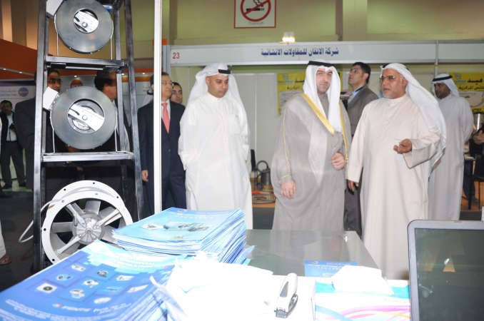 وزير الاسكان يطالع منتجات احدى الشركات المشاركة في المعرض ﻿