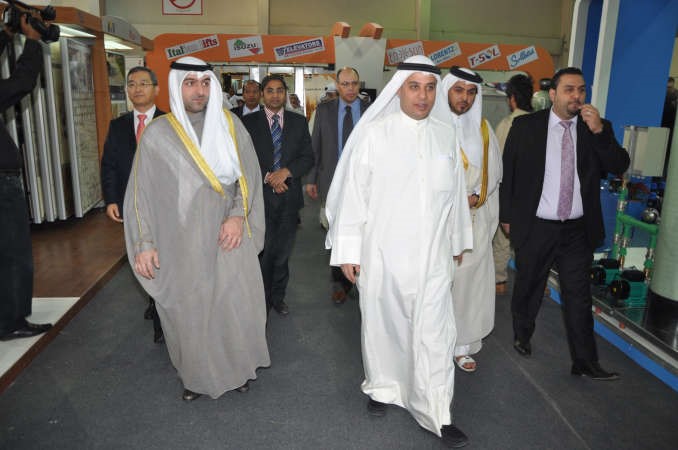 وزير الاسكان متجولا بين اجنحة الشركات المشاركة ﻿