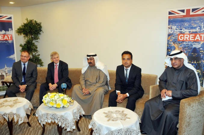 السفير وليد الخبيزي وادوارد اوكدن والسفير البريطاني ماثيو لودج خلال المؤتمر الصحافي على هامش الزيارة محمد هاشم