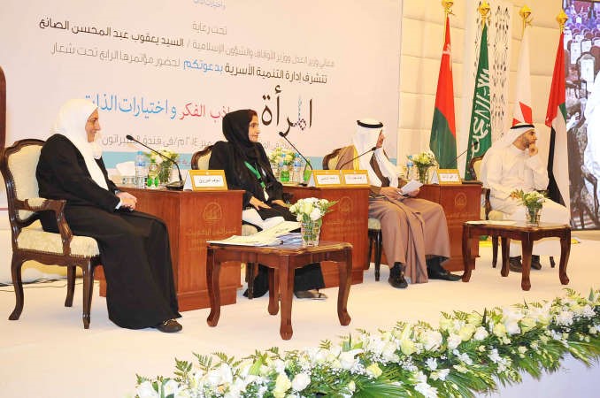 نوف المرزوق ودشيخة الشامسي وعبدالله براك ودعلي الراشد خلال الجلسة