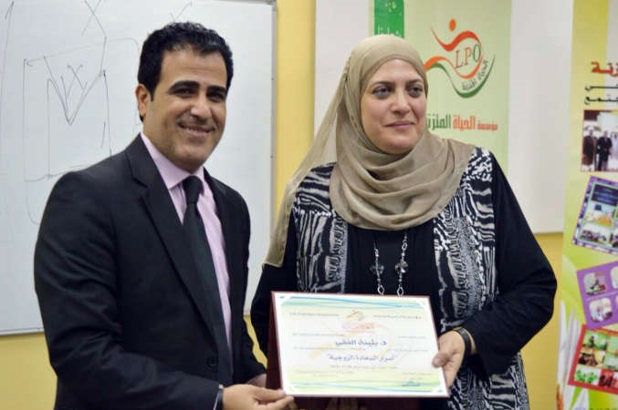 دبثينة الفقي تتسلم درعا تكريمية من مؤسسة الحياة المتزنة﻿