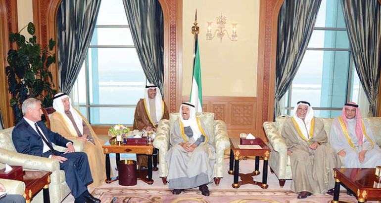 صاحب السمو الامير الشيخ صباح الاحمد مستقبلا وزير الدفاع الاميركي تشاك هاغل بحضور الشيخ خالد الجراح والشيخ علي الجراح﻿