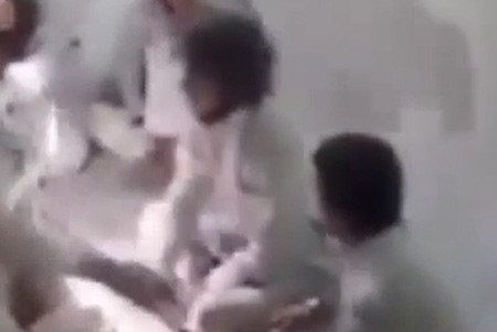 بالفيديو.. عندما يقع عناصر النصرة في قبضة داعش!