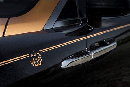 بالصور.. نسخة فريدة من "رولز رويس" مستوحاة من كسوة الكعبة المشرفة مصممة لرجل اعمال خليجي
