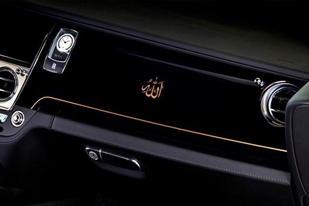 بالصور.. نسخة فريدة من "رولز رويس" مستوحاة من كسوة الكعبة المشرفة مصممة لرجل اعمال خليجي